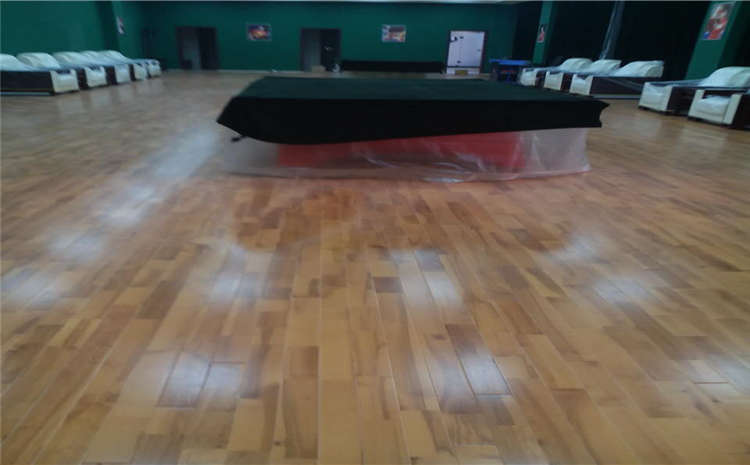 五角楓運動籃球地板哪個牌子好？