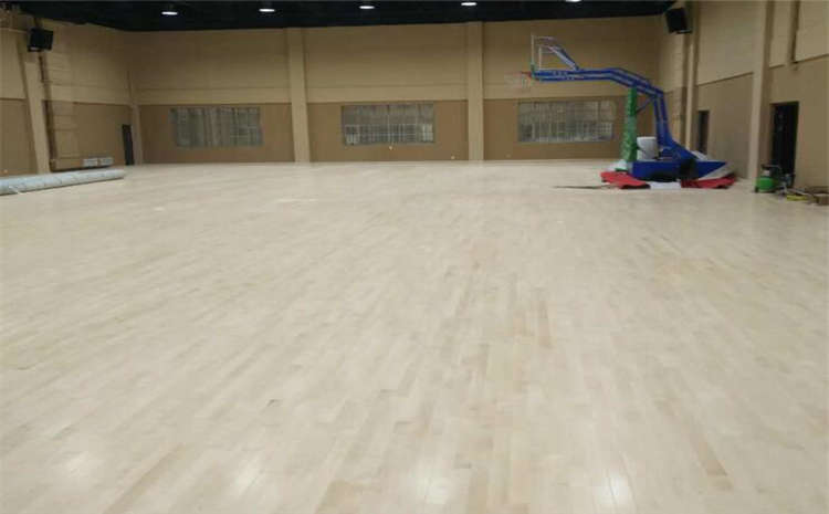 五角楓運動籃球地板哪個牌子好？