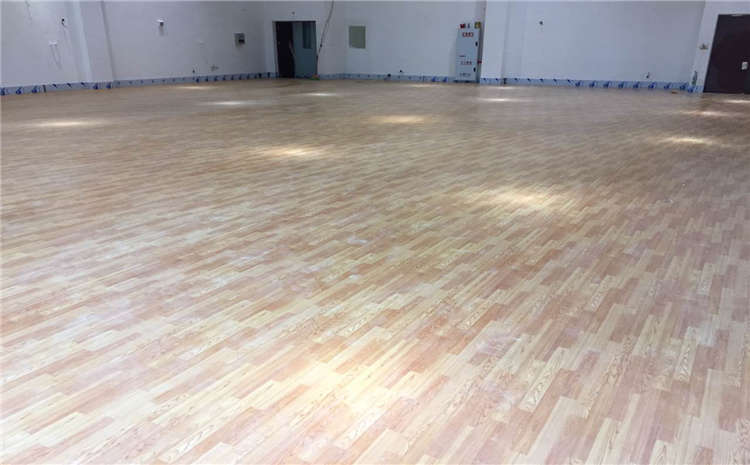 羽毛球館木地板清潔這么做？